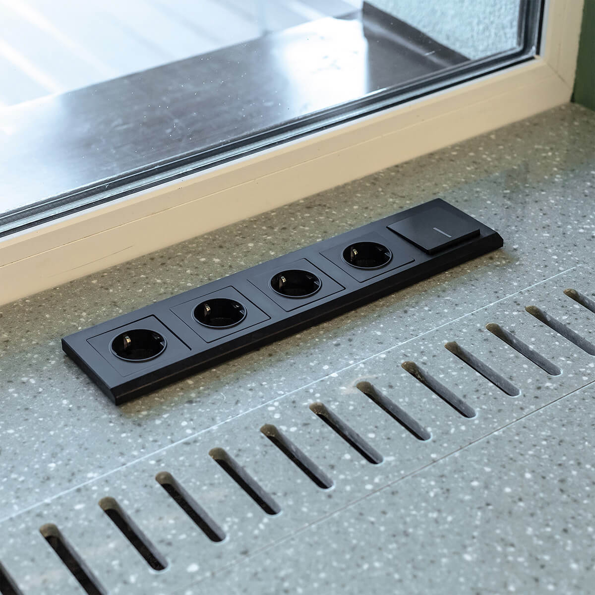 Розетка Werkel с заземлением и шторками черный матовый W1171108 4690389156885 1